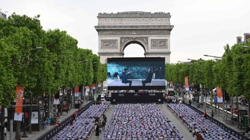 Une séance de cinéma gratuite et en plein air sur les Champs-Élysées, avec transats et écran géant