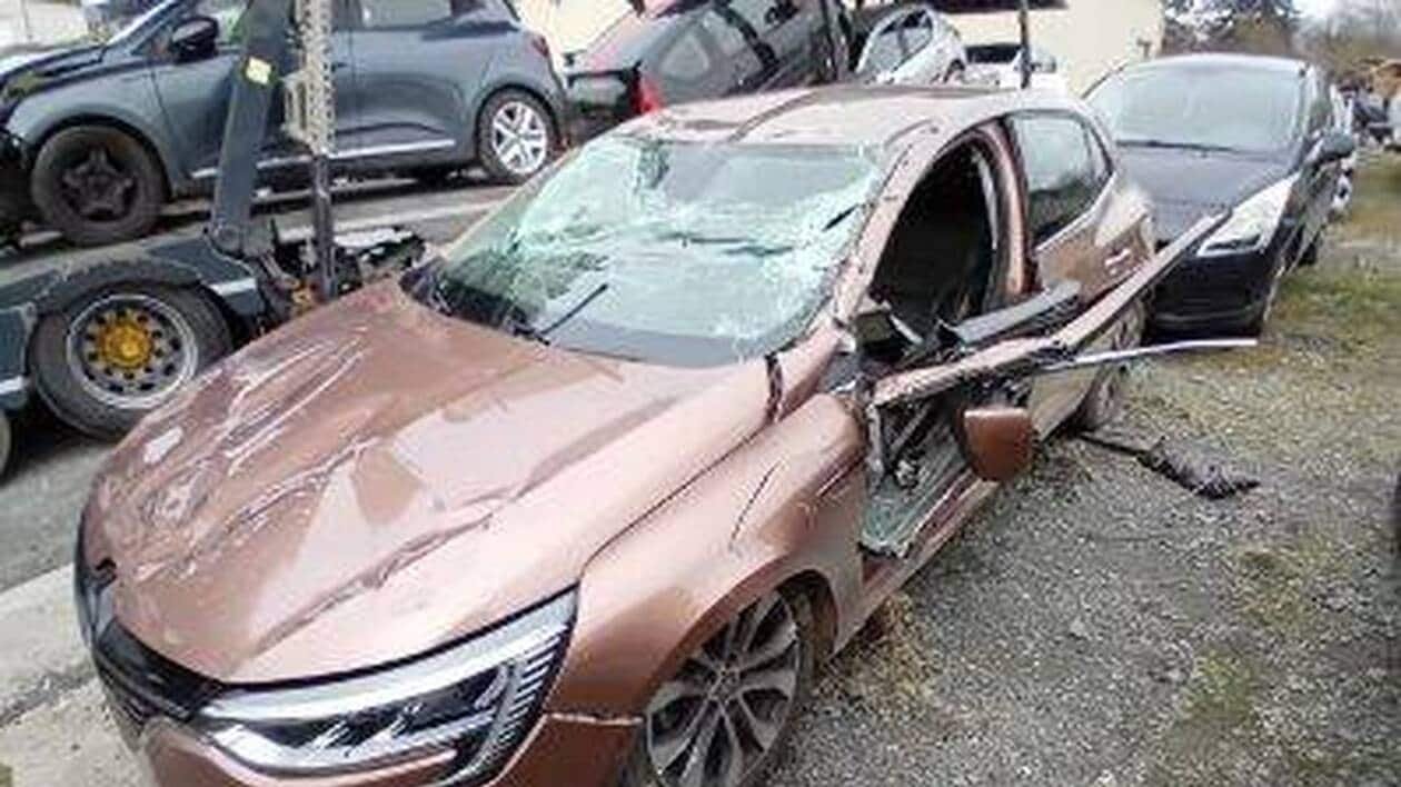Il agresse un livreur avec son tracteur : « Il a soulevé la voiture deux mètres au-dessus du sol »