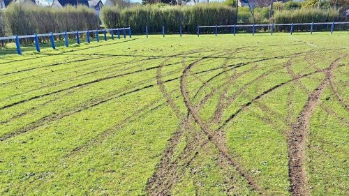 « Un truc de fou » : le terrain de foot complètement saccagé à Plounéour-Brignogan-Plages
