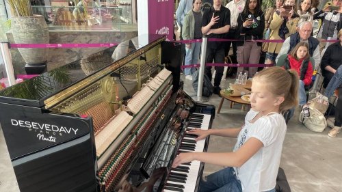Nora, Ukrainienne de 10 ans, en finale du concours des pianos en gare pour les Pays de la Loire