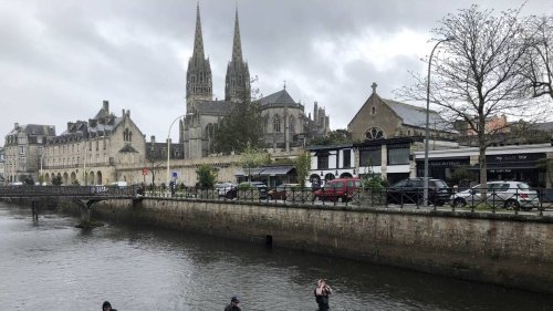 Trois pêcheurs les pieds dans l’Odet à Quimper ce dimanche