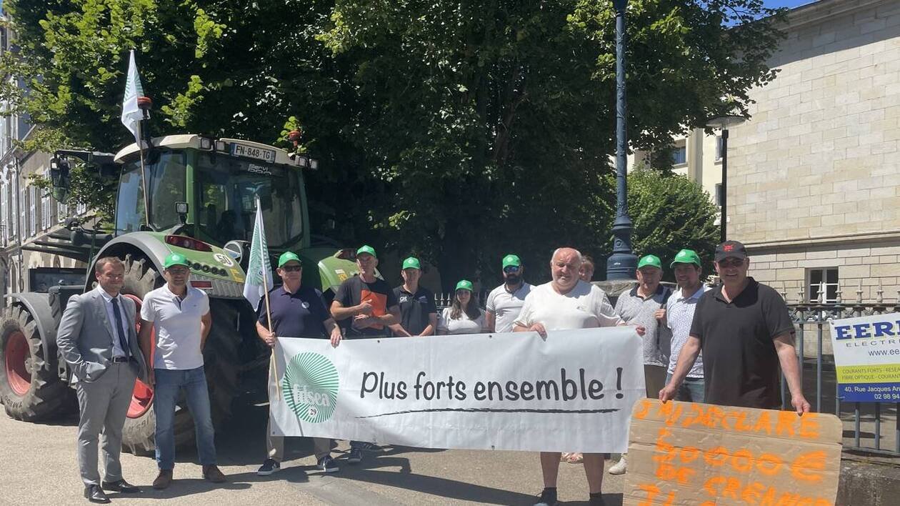 En désaccord avec une société liquidée, ces agriculteurs manifestent devant le tribunal à Quimper