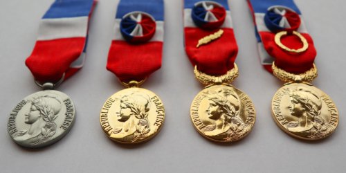 Médaille du travail : quel avantage financier en attendre ? Bénéficiaires, conditions et procédure de demande !