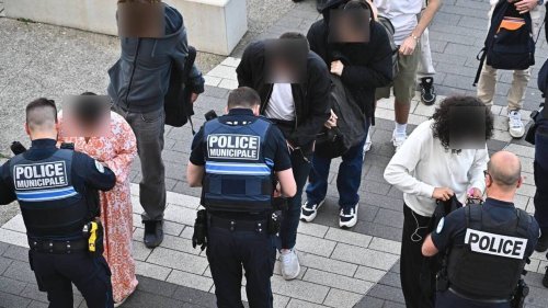 Depuis un mois, à Nantes, les collégiens et lycéens se plient aux fouilles des sacs par la police