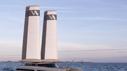 « Il est unique au monde ! » : le premier catamaran électrique à ailes gonflables lancé à Lorient