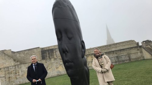Lou, œuvre de l’artiste Jaume Plensa, devrait rester dans l’enceinte du château de Caen