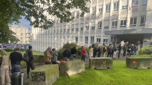 «J’ai pris ma matinée»: une file d’attente se forme chaque matin devant le centre des impôts à Brest