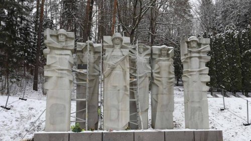 La Lituanie démantèle un important monument avec des soldats soviétiques à Vilnius