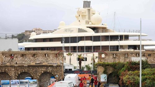 Climat. Des militants d’Attac bloquent le quai des milliardaires avec ses super-yachts à Antibes