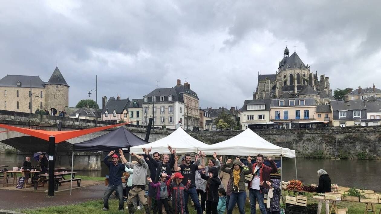 Un marché des producteurs animé par une guinguette ambulante, à Mayenne