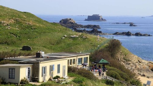Sur l’île de Cézembre, au large de Saint-Malo, le Repaire des Corsaires rouvre sa terrasse