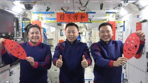 Chine : les trois astronautes de la mission spatiale Shenzhou-19 sont de retour sur Terre