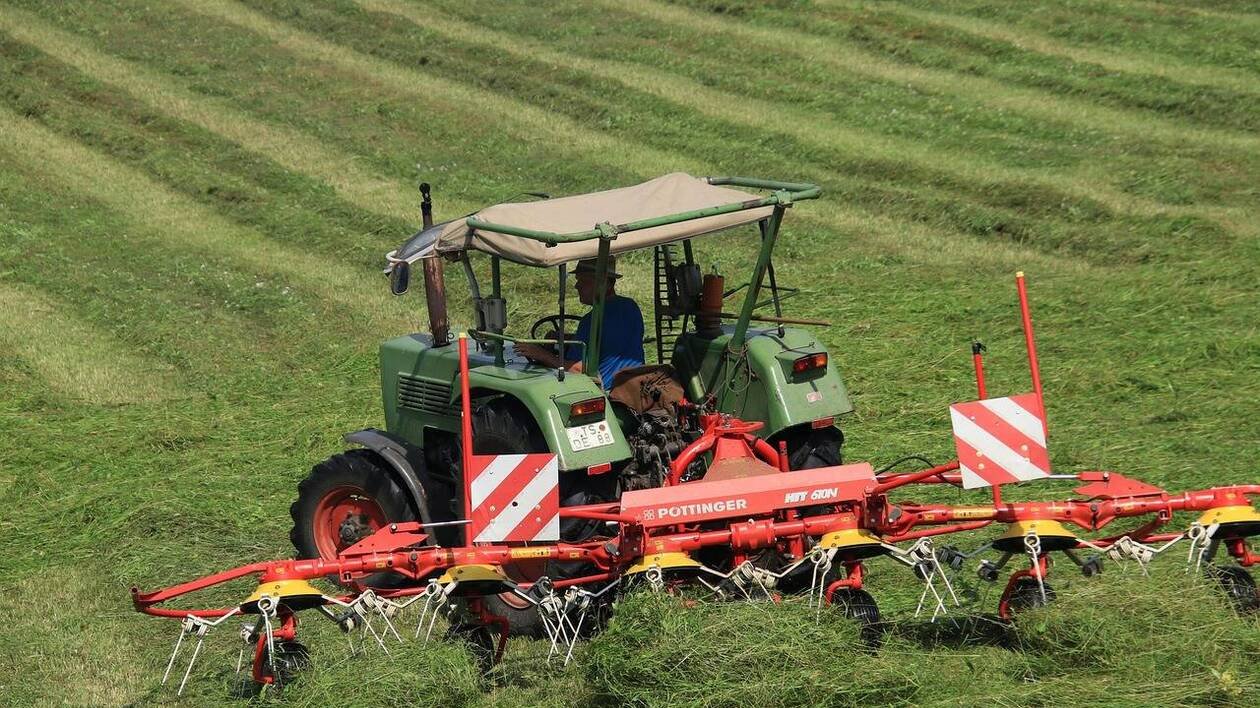 L’agriculteur descend du tracteur et meurt happé par la faneuse en marche