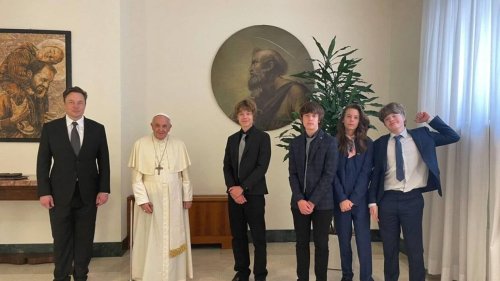 Elon Musk rompt son silence sur Twitter avec une photo du pape et de lui
