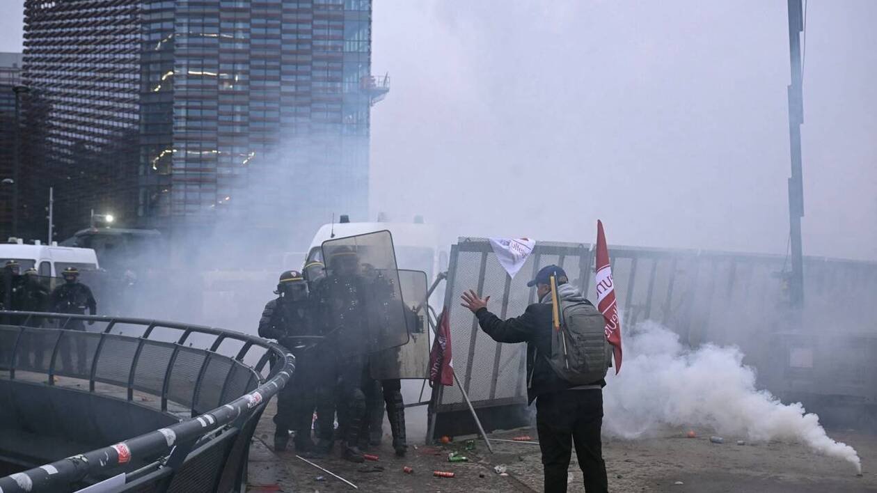 Colère des agriculteurs : tensions entre forces de l’ordre et manifestants devant le Parlement européen