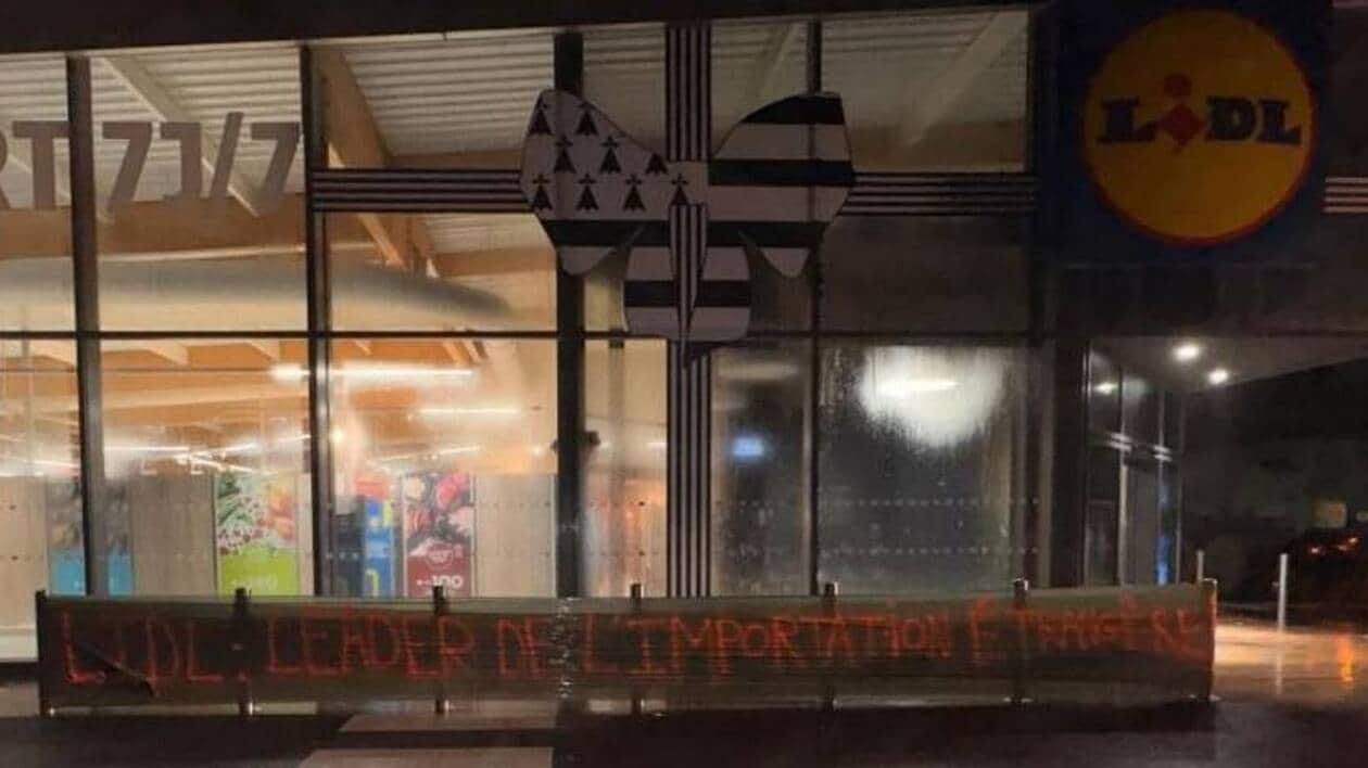 Tas de paille, pneus et végétaux : les enseignes Lidl et Carrefour visées par les agriculteurs à Quimper