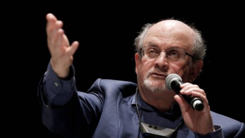 Le suspect de l’attaque contre Salman Rushdie plaide non coupable de tentative de meurtre