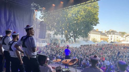 EN IMAGES. À Lannion, le bagad de Lann-Bihoué a enflammé les quais lors du Printemps des sonneurs