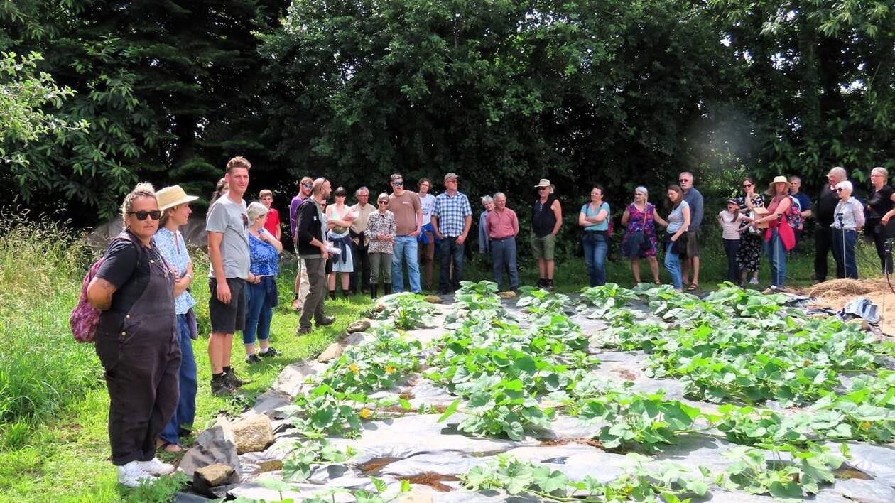 Le maraîcher Simon Fritsch explique l’importance des haies larges pour préserver la biodiversité