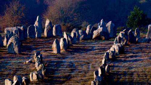 Dans cette ville bretonne du Morbihan, plusieurs milliers de menhirs fascinent les archéologues
