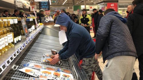 Journée « filière morte » : les pêcheurs vident les rayons poissonneries de supermarchés à Lorient