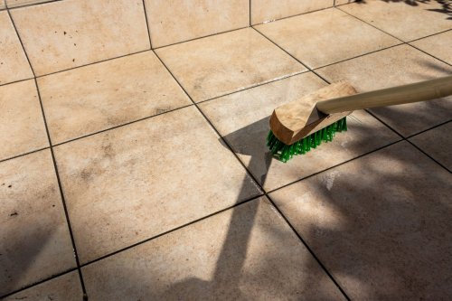 La méthode naturelle qui fait briller une terrasse carrelée sans effort (et sans produits chimiques)