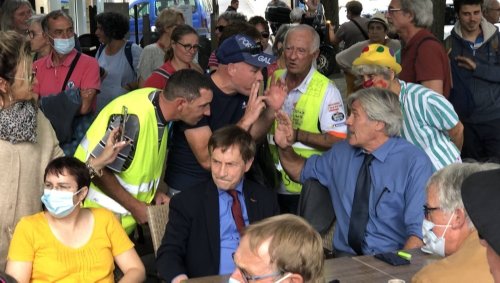 VIDÉO. À Alençon, l’ancien ministre Stéphane Le Foll pris à partie par les anti-passe sanitaire