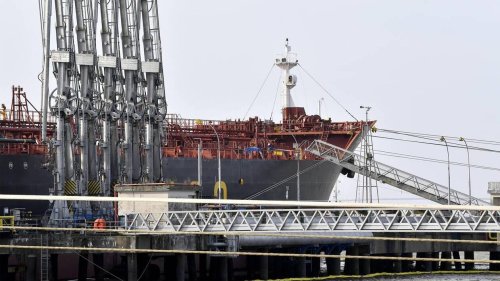 82 000 litres de pétrole s’échappent d’une barge en Serbie, causant un risque de pollution du Danube