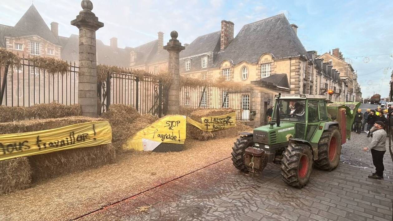 EN IMAGES. Colère du monde agricole : environ 85 tracteurs déboulent à Alençon pour des actions coup de poing