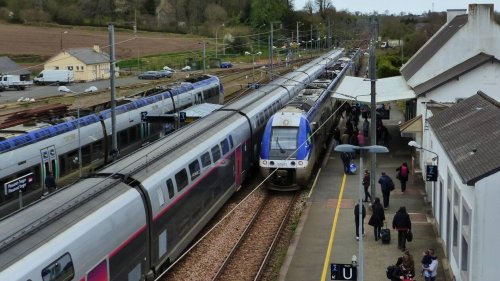 Entre Rennes et Brest, le TGV bloqué 4 heures en gare, des élus apportent à manger aux passagers
