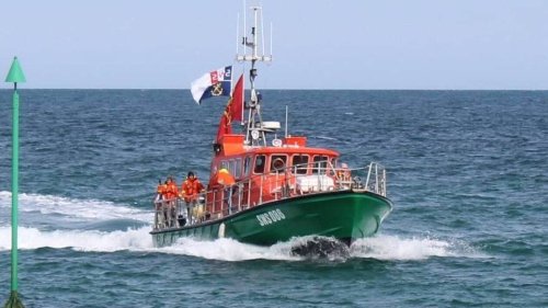 Sans vent et sans moteur au large de Barfleur, un voilier belge assisté et remorqué par la SNSM