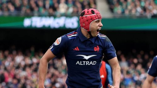 XV de France. Pourquoi Louis Bielle Biarrey joue-t-il avec un casque rouge ?