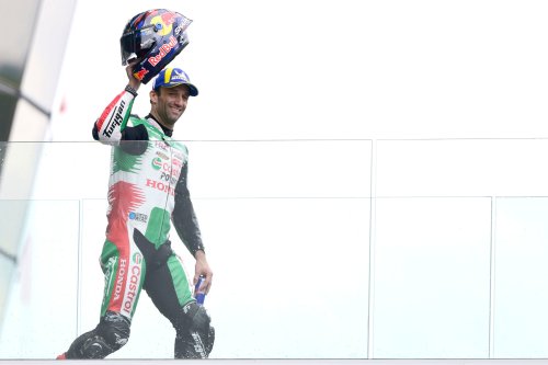 MotoGP Séquence aussi belle qu'historique, le podium victorieux de Johann Zarco ! - Le Mag Sport Auto