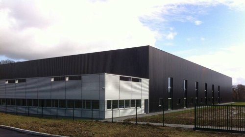 Schneider Electric investit plus de 110 millions d’euros dans ses usines, dont une en Bretagne
