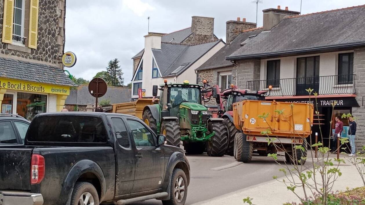 Dans cette commune près de Saint-Brieuc, des agriculteurs manifestent contre l’aménagement du bourg