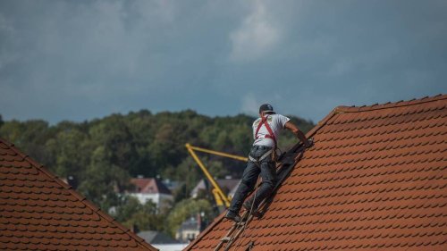 Arnaque au démoussage de toiture : une famille encore jugée pour escroquerie dans les Vosges
