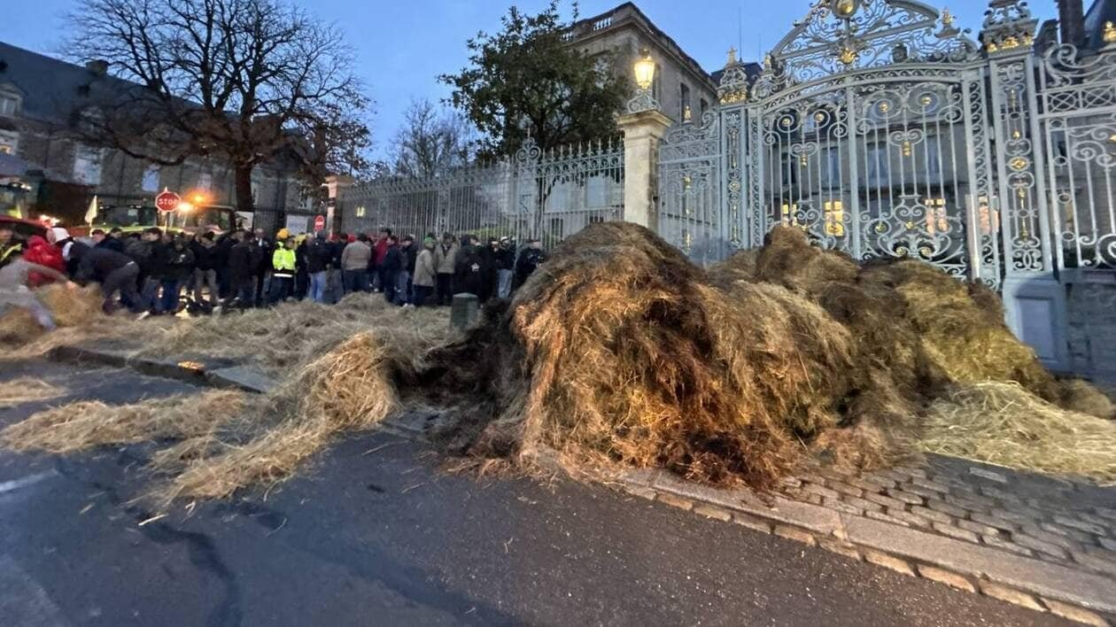 Opération escargot, dépôt de fumier devant la préfecture… La mobilisation des agriculteurs bat son plein à R
