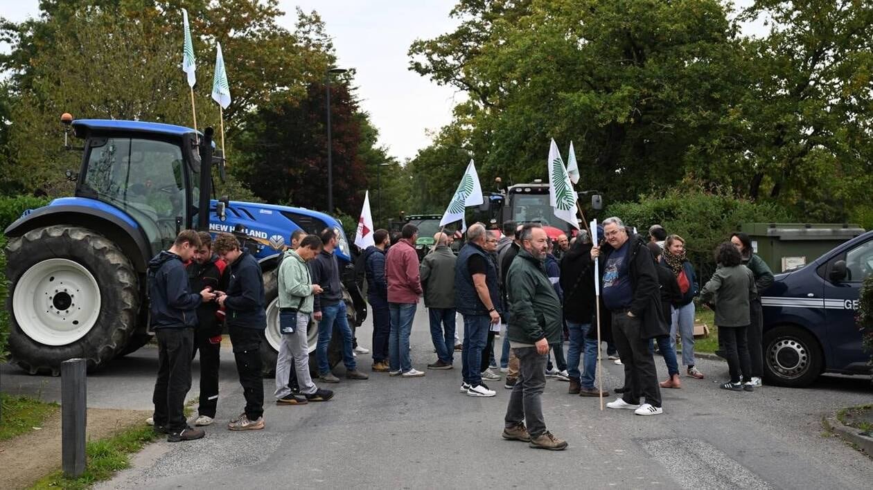 Interdiction d’herbicides près des captages d’eau : les agriculteurs de l’Ouest mettent la pression