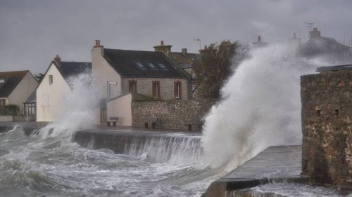 EN IMAGES. La tempête Nelson provoque des vagues submersives dans le Cotentin