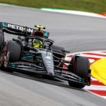 Le drame évité de peu au GP d'Espagne de F1, entre Hamilton et Russell - Le Mag Sport Auto