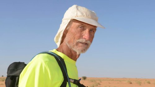 Seul dans le désert, ce Français de 72 ans va devoir courir 1 200 km en moins de 20 jours