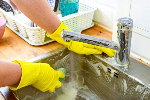 Ce simple ajout de sel dans votre liquide vaisselle règle un problème que vous avez tous en cuisine