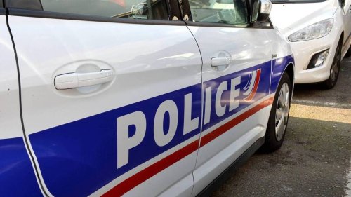 Bâton en main, un homme vide la caisse d’une boulangerie, à Nantes