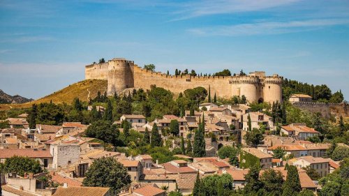 Cette impressionnante forteresse médiévale du XIVe siècle est l’un des joyaux de la région d’Avignon