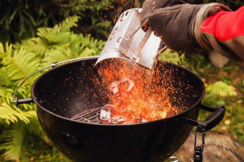 Fini les galères d’allumage du barbecue : ce geste avec un démarreur de cheminée change tout