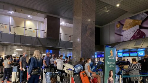Variant Omicron : ruée de voyageurs à l’aéroport de Johannesburg après les fermetures des frontières
