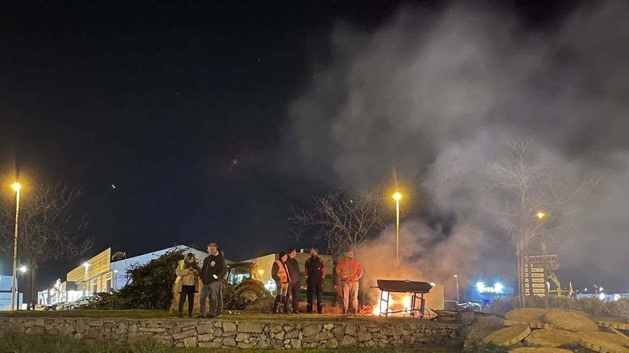 Pac, Mercosur, taxe carbone : les feux de la colère déclenchés par les agriculteurs de la Sarthe n’ont pas mob