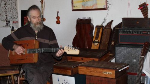 En Finistère, cet ébéniste fabrique des instruments de musique à partir de caisses de vin