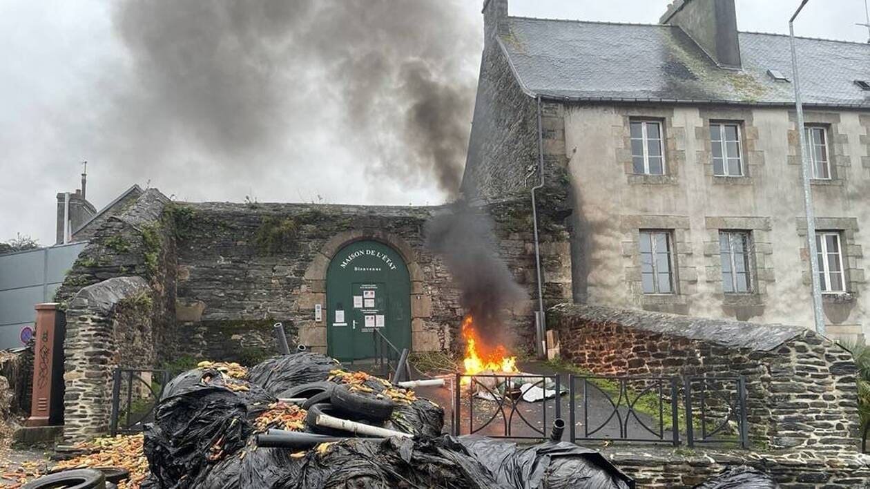 Manifestation des agriculteurs : à Morlaix, un feu allumé devant la sous-préfecture et des déchets déversés