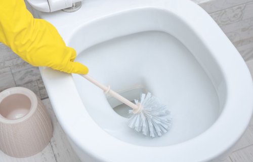 Détartrer des WC : 12 astuces efficaces contre le calcaire